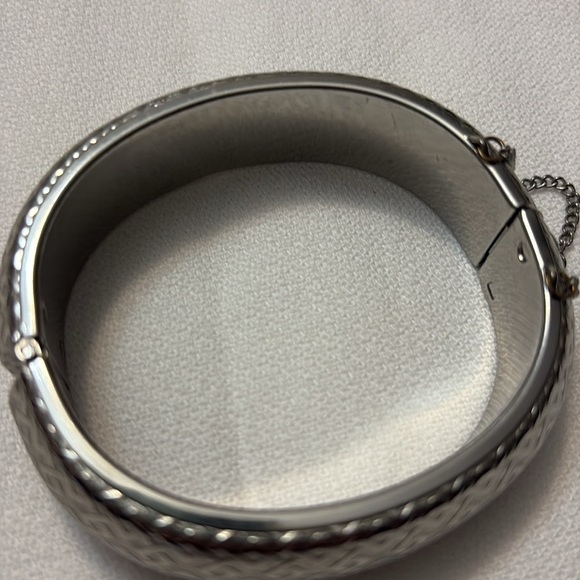 Silver tone womens vintage hinged etched bangle bracelet with safety chain. - Picture 5 of 8